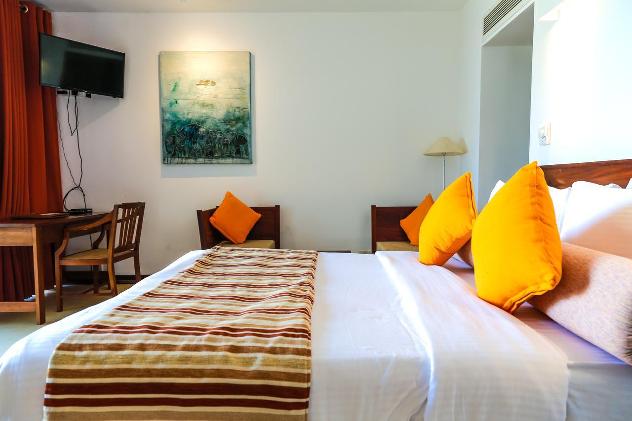 Grand Beach Wadduwa Bagian luar foto